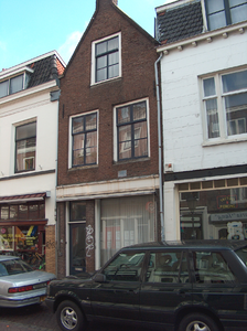 819759 Gezicht op de voorgevel van het pand Twijnstraat 20 te Utrecht.N.B. Tot 1938 was in dit pand winkel no. 6 van ...